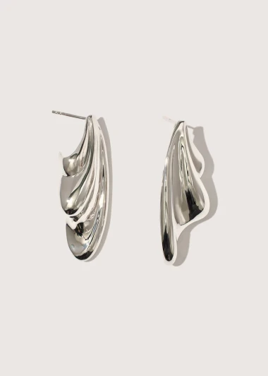 Chic i efektno: Oversized srebrne naušnice za blagdansku eleganciju