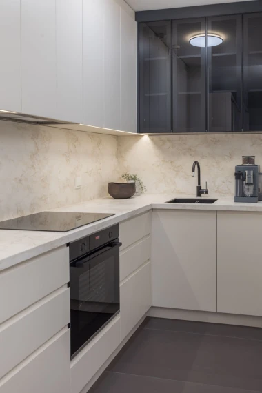 Vodič Mirjane Mikulec za staklo u kuhinjama – inspirirajte se svježim idejama