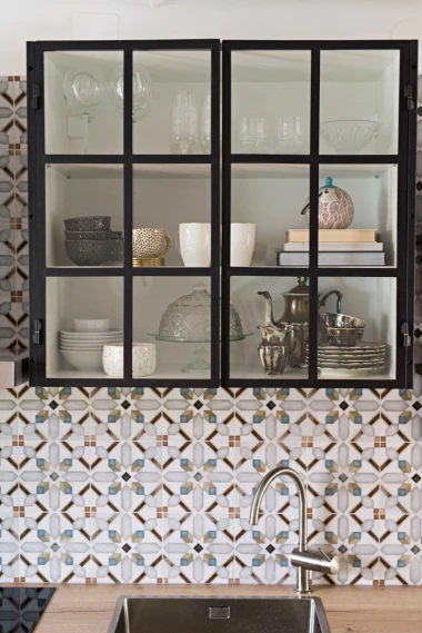 Vodič Mirjane Mikulec za staklo u kuhinjama – inspirirajte se svježim idejama