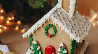 Kućica od medenjaka: Vodič za izradu savr&scaron;enog blagdanskog ukrasa