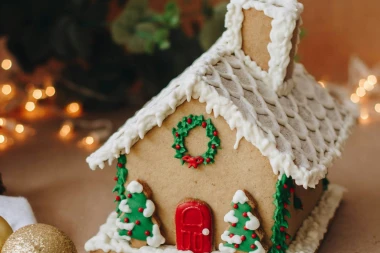 Kućica od medenjaka: Vodič za izradu savršenog blagdanskog ukrasa