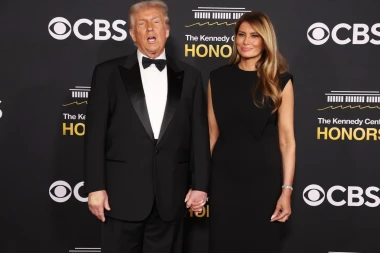 Melania Trump u crnom izdanju zasjenila sve na dodjeli nagrada Kennedy Centra