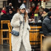 Olja Vori prošetala špicom u cool spoju trenirke i bunde