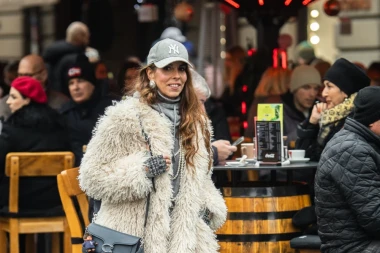 Olja Vori prošetala špicom u cool spoju trenirke i bunde