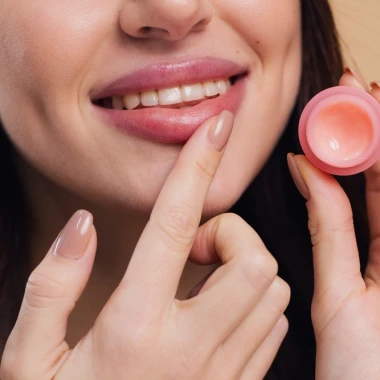 Vodič za njegu ispucalih usana: Trikovi za savr&scaron;eno mekane i hidratizirane usne