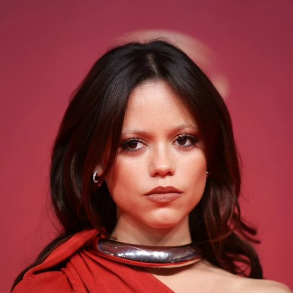 Vatrena elegancija Jenne Ortege: Crvenom Lanvin haljinom zatvorila Film festival u Marakešu