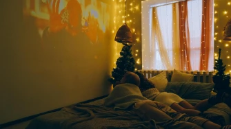 Romantični blagdanski filmovi: 15 naslova koji će zagrijati i najhladniji prosinački dan