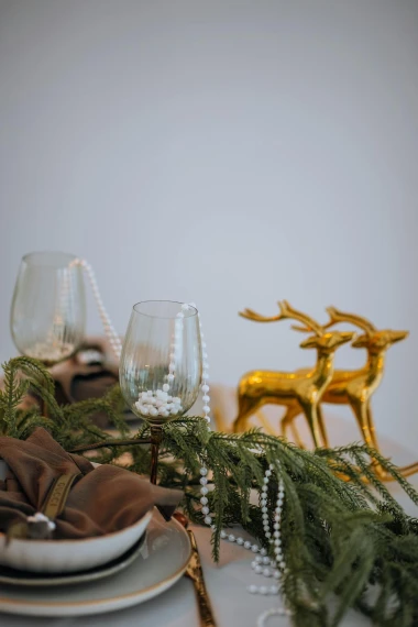 Čarolija za stolom: Kako urediti blagdanski stol bez velikog tro&scaron;ka