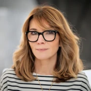 Anti-age serumi: Koji sastojci zaista djeluju nakon 40-e i kako ih koristiti?