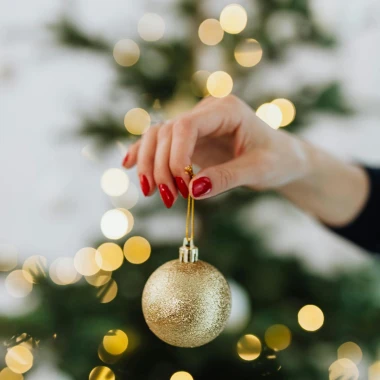 Vječni klasik u blagdanskom ruhu: Ideje za savršenu crvenu manikuru