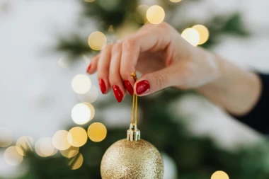 Vječni klasik u blagdanskom ruhu: Ideje za savršenu crvenu manikuru