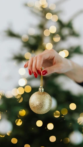 Vječni klasik u blagdanskom ruhu: Ideje za savršenu crvenu manikuru