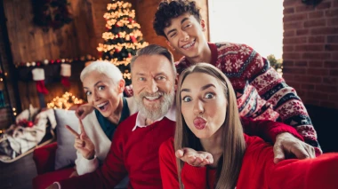 Želiš nezaboravnu božićnu čestitku? Isprobaj najzabavniji TikTok trend za obiteljsku fotku