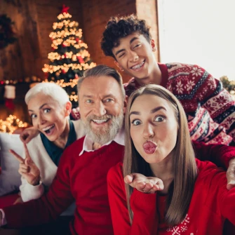 Želiš nezaboravnu božićnu čestitku? Isprobaj najzabavniji TikTok trend za obiteljsku fotku