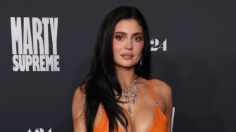 Narančasta senzacija: Kylie Jenner zapalila crveni tepih u haljini koja joj stoji kao salivena