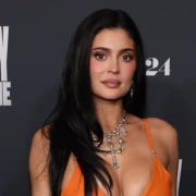 Narančasta senzacija: Kylie Jenner zapalila crveni tepih u haljini koja joj stoji kao salivena