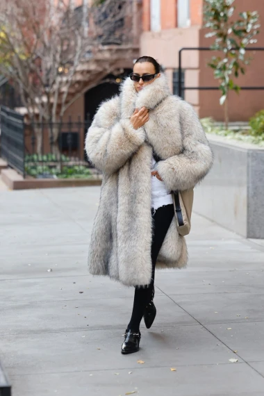 U zagrljaju krzna: Irina Shayk pretvorila ulice New Yorka u vlastitu modnu pistu