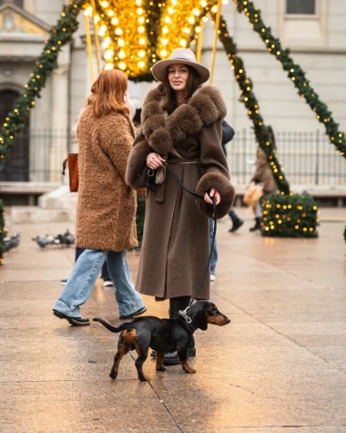 Brineta sa špice oduševila predivnim kaputom i najslađim dodatkom