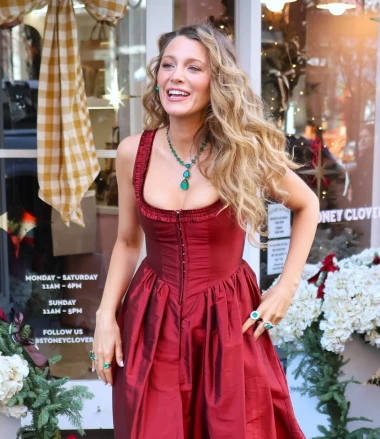 Povratak kraljice stila: Blake Lively zabljesnula na ulicama New Yorka u vatreno crvenoj haljini