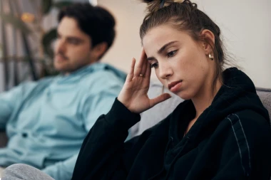 Ljubomora na partnerovu pro&scaron;lost: Kako ne dopustiti da duhovi biv&scaron;ih uni&scaron;te va&scaron;u vezu