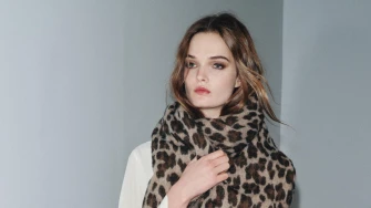 Šarmantni modni dodatak: Topli šalovi koje ćemo ove zime viđati posvuda