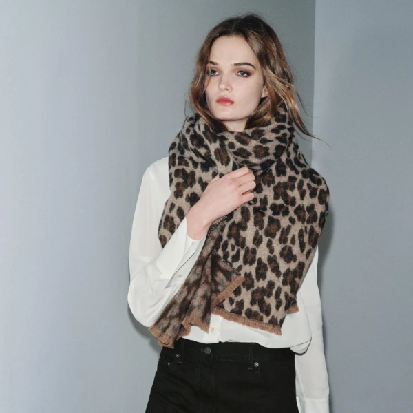 Šarmantni modni dodatak: Topli šalovi koje ćemo ove zime viđati posvuda