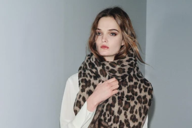 &Scaron;armantni modni dodatak: Topli &scaron;alovi koje ćemo ove zime viđati posvuda