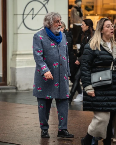 Sivi komplet i cvjetići: Neobičan outfit gospodina sa špice nas je oduševio