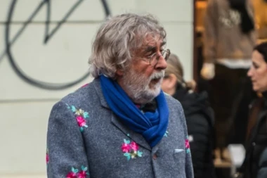 Sivi komplet i cvjetići: Neobičan outfit gospodina sa špice nas je oduševio