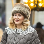 Plavokosa dama iz centra Zagreba nosi najromantičnije modne dodatke