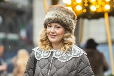 Plavokosa dama iz centra Zagreba nosi najromantičnije modne dodatke