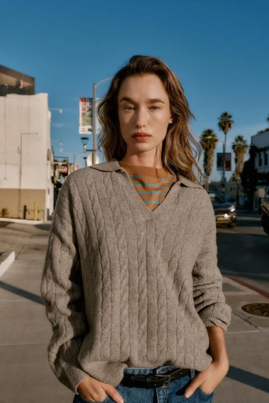 Džemperi s pletenicama: Bezvremenski klasik za chic zimske kombinacije