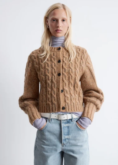 Džemperi s pletenicama: Bezvremenski klasik za chic zimske kombinacije