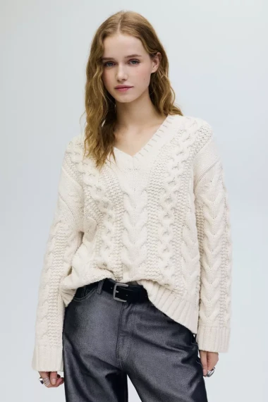 Džemperi s pletenicama: Bezvremenski klasik za chic zimske kombinacije