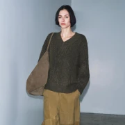 Džemperi s pletenicama: Bezvremenski klasik za chic zimske kombinacije