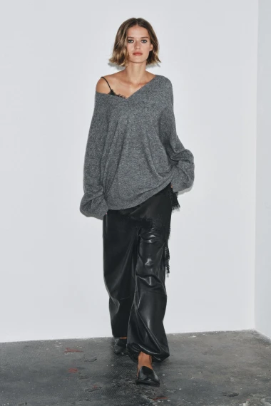 Više od običnog džempera: Zašto je siva vesta ključni komad zimske garderobe?