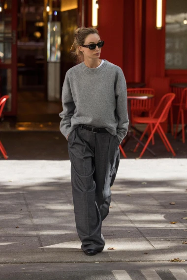 Više od običnog džempera: Zašto je siva vesta ključni komad zimske garderobe?