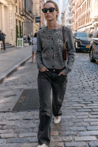 Više od običnog džempera: Zašto je siva vesta ključni komad zimske garderobe?