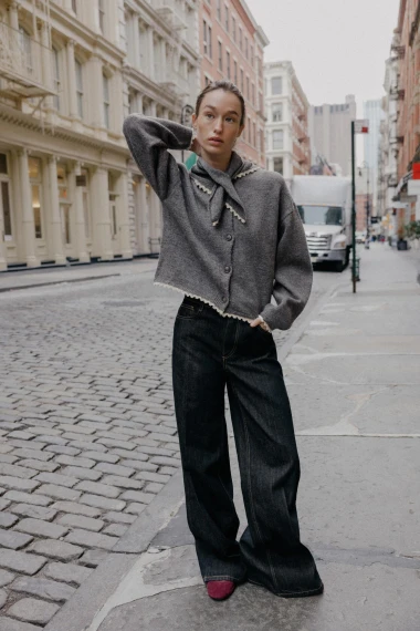 Više od običnog džempera: Zašto je siva vesta ključni komad zimske garderobe?