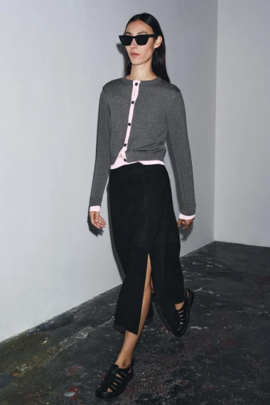 Više od običnog džempera: Zašto je siva vesta ključni komad zimske garderobe?