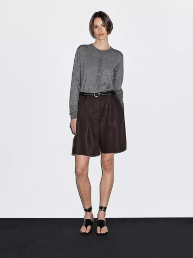 Više od običnog džempera: Zašto je siva vesta ključni komad zimske garderobe?