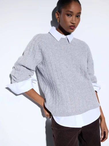 Više od običnog džempera: Zašto je siva vesta ključni komad zimske garderobe?