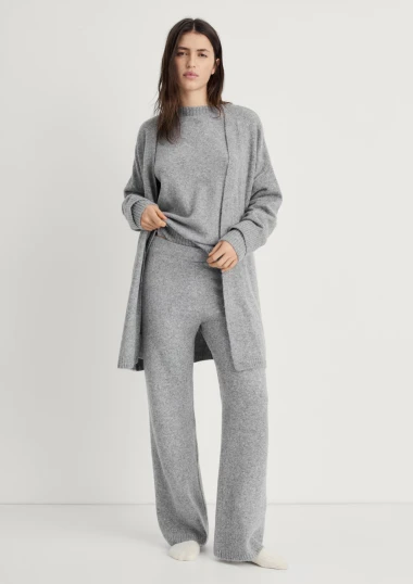 Više od običnog džempera: Zašto je siva vesta ključni komad zimske garderobe?