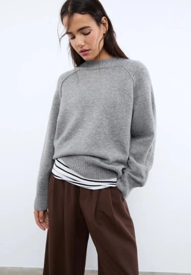 Više od običnog džempera: Zašto je siva vesta ključni komad zimske garderobe?