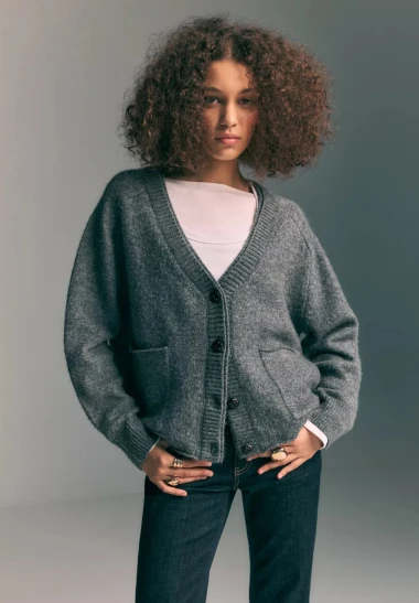 Više od običnog džempera: Zašto je siva vesta ključni komad zimske garderobe?