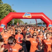 dm u borbi protiv menstrualnog siromaštva: dm donirao higijenske uloške za korisnice 32 učenička dom