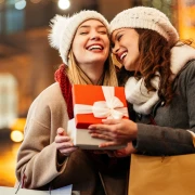 Praktični i stylish pokloni: Sitnice do 10 eura koje će razveseliti svaku ženu