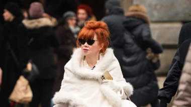 Nosi nam se bijela boja: Crvenokosa dama u potpuno bijelom outfitu osvježila tmurnu &scaron;picu