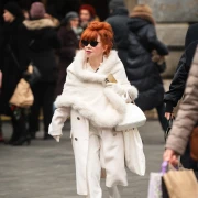 Nosi nam se bijela boja: Crvenokosa dama u potpuno bijelom outfitu osvježila tmurnu špicu