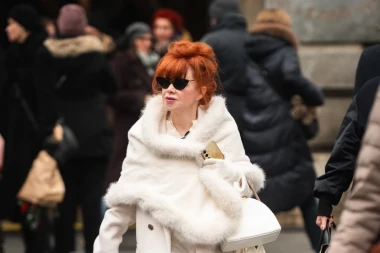 Nosi nam se bijela boja: Crvenokosa dama u potpuno bijelom outfitu osvježila tmurnu &scaron;picu